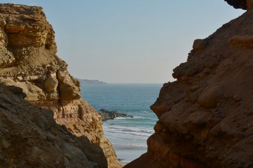 Free A breathtaking view of rugged cliffs leading to the ocean at sunset, perfect for travel and nature enthusiasts. Stock Photo