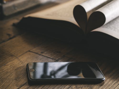 Space Gray Iphone 5s and Case