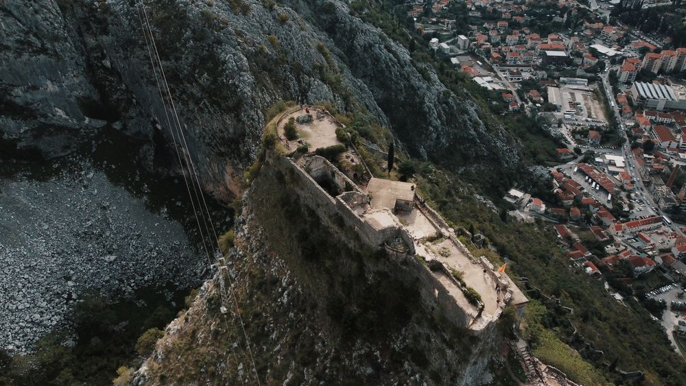 Fortificațiile Kotorului văzute de sus, cu golful desfășurat dedesubt
