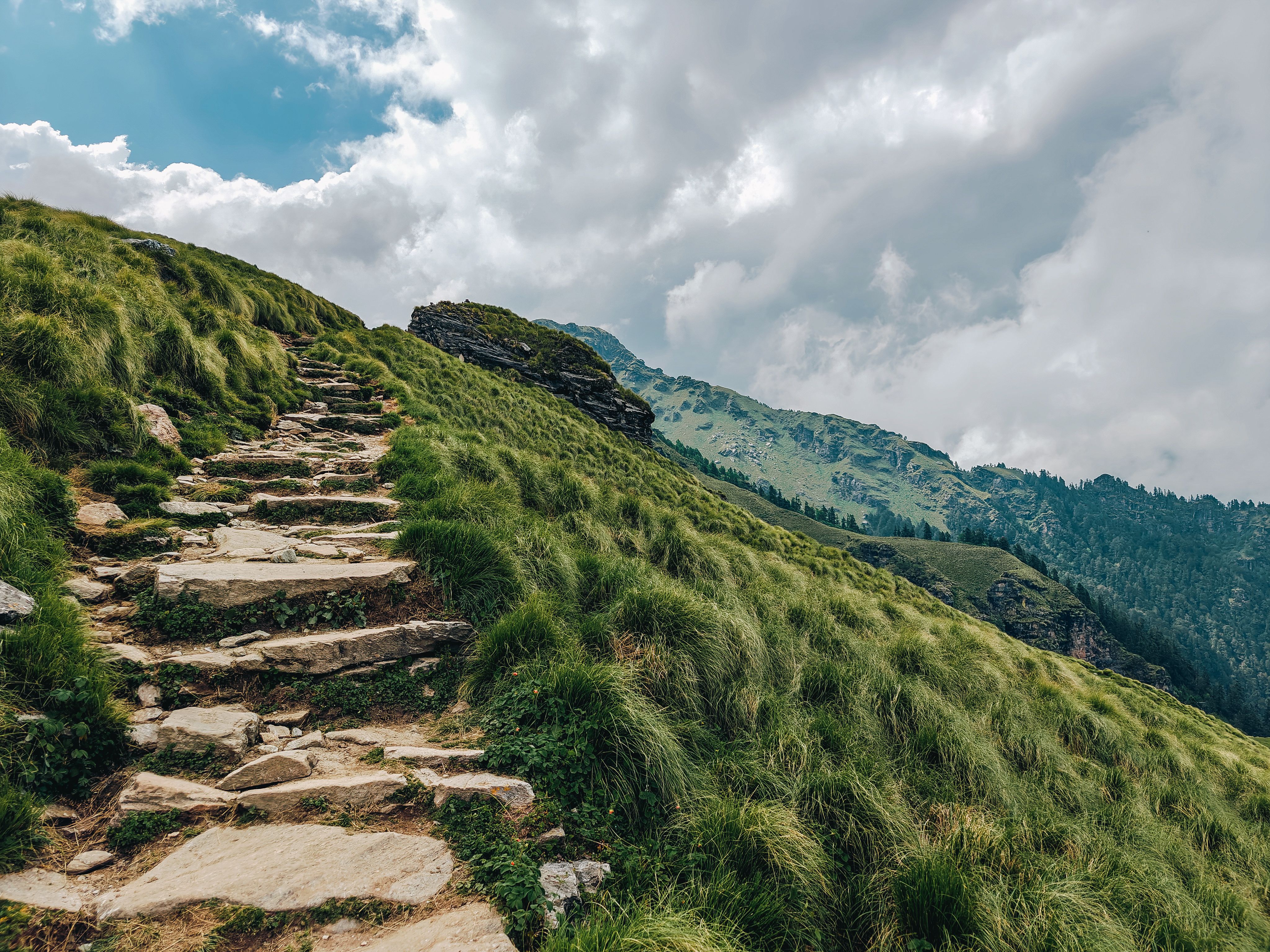 A path leading up to a grassy hill with steps · Free Stock Photo