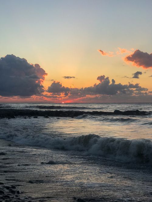 Free Captivating view of the sunset over the Black Sea in Pazar, Türkiye with dramatic clouds and ocean waves. Stock Photo