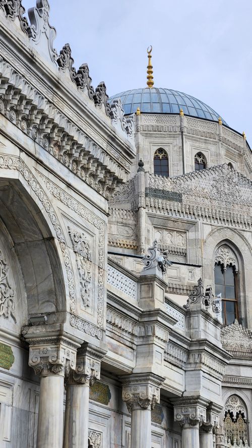 Free Detailed view of an Ottoman mosque's ornate architecture in Istanbul, showcasing classic Islamic design. Stock Photo