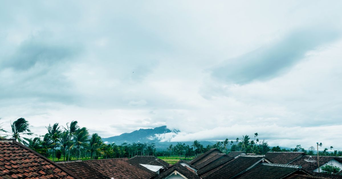 Sinabung Volcano Erupts, Ash Column Reaches 3,500 Meters