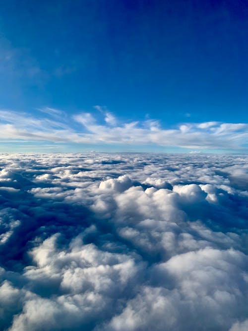 Fotos de stock gratuitas de cielo azul, por encima de las nubes, ventana del avión