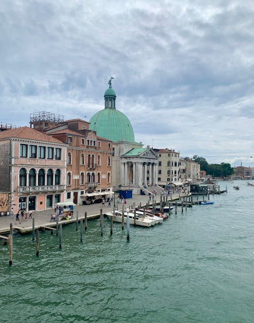 Fotobanka s bezplatnými fotkami na tému architektúra, Benátky, člny