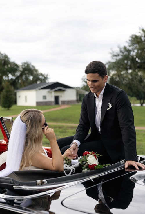 Gratis stockfoto met auto, bloem, bruid