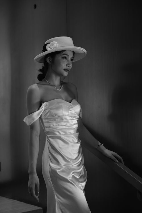 Free Black and white portrait of a stylish woman in a white dress and hat. Stock Photo