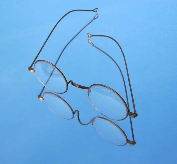 Illustration showing centralized knowledge flow within an organizational network