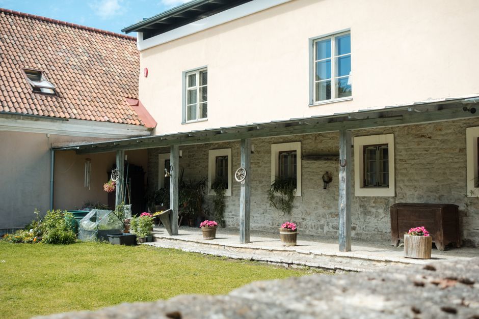 Zomerse tuin met modulaire veranda aan huis. Zomerse tuin met modulaire veranda aan huis.