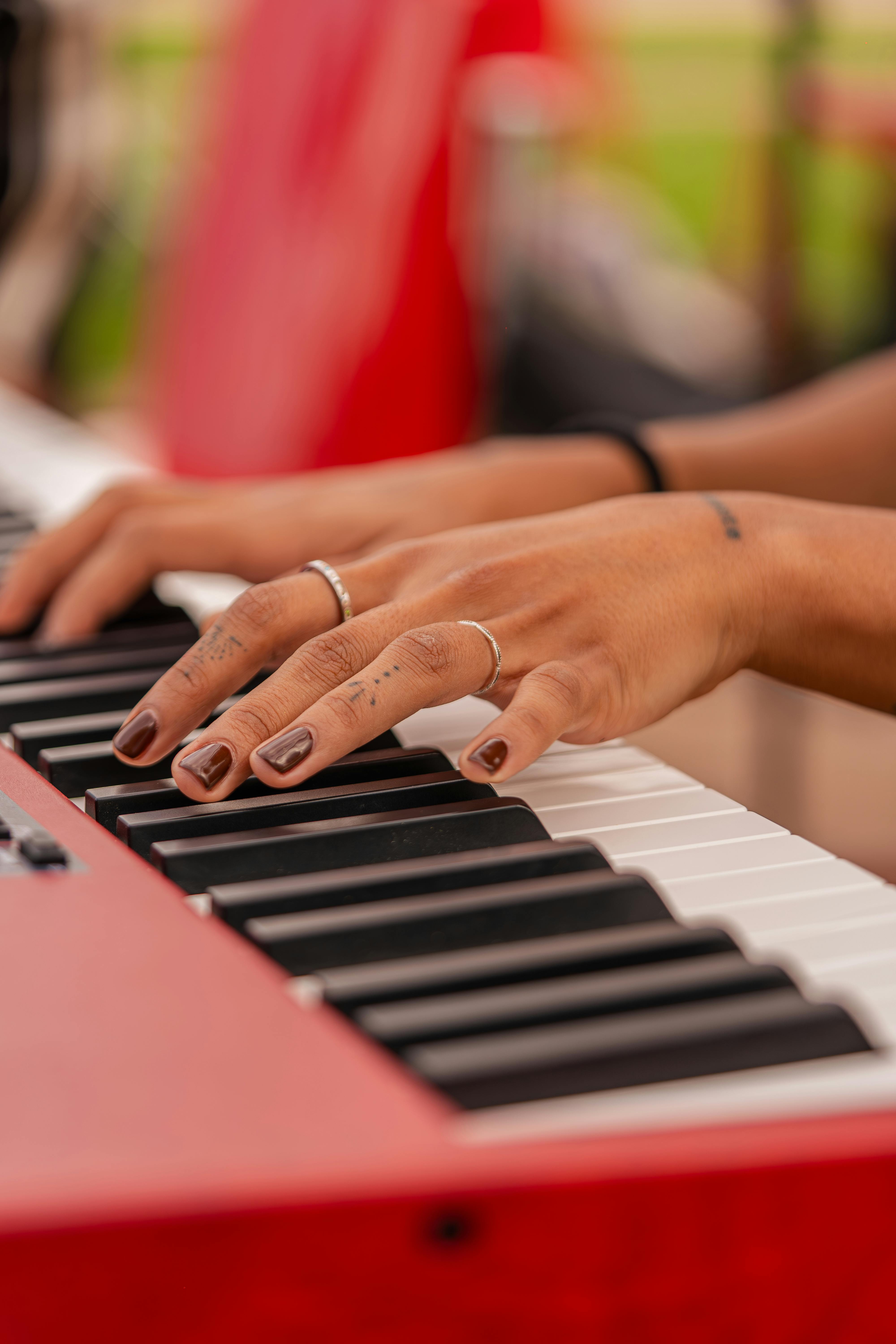 So sánh giá đàn piano cơ Yamaha và các thương hiệu khác