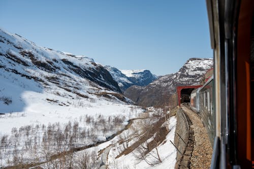 Foto d'estoc gratuïta de a l'aire lliure, alt, andana de tren