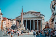 在阳光明媚的日子里，游客们探索意大利罗马标志性的万神殿