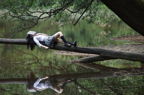 Mujer Recostada Sobre Un árbol Cerca De Awter