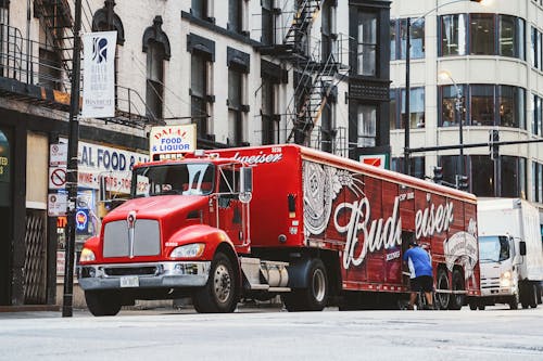 Rode Budweiser Vrachtwagen Met Aanhanger