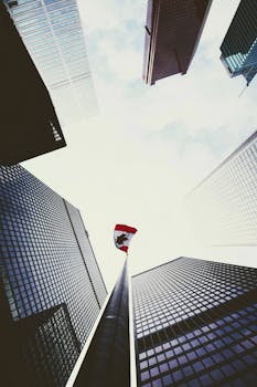 多伦多市中心，从低角度拍摄的摩天大楼环绕加拿大国旗的戏剧性画面