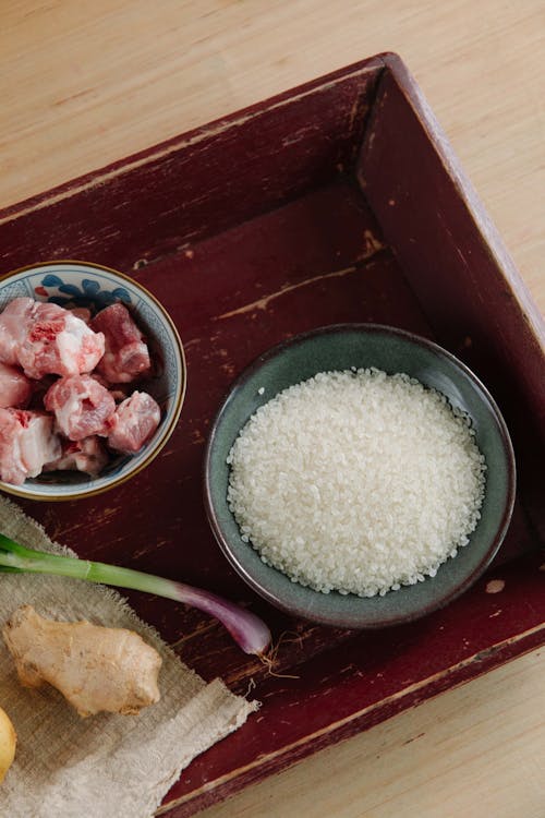 未煮熟的米飯和肉