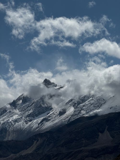 Free Captivating view of snowcapped mountains in Garelt under a cloudy sky. Stock Photo
