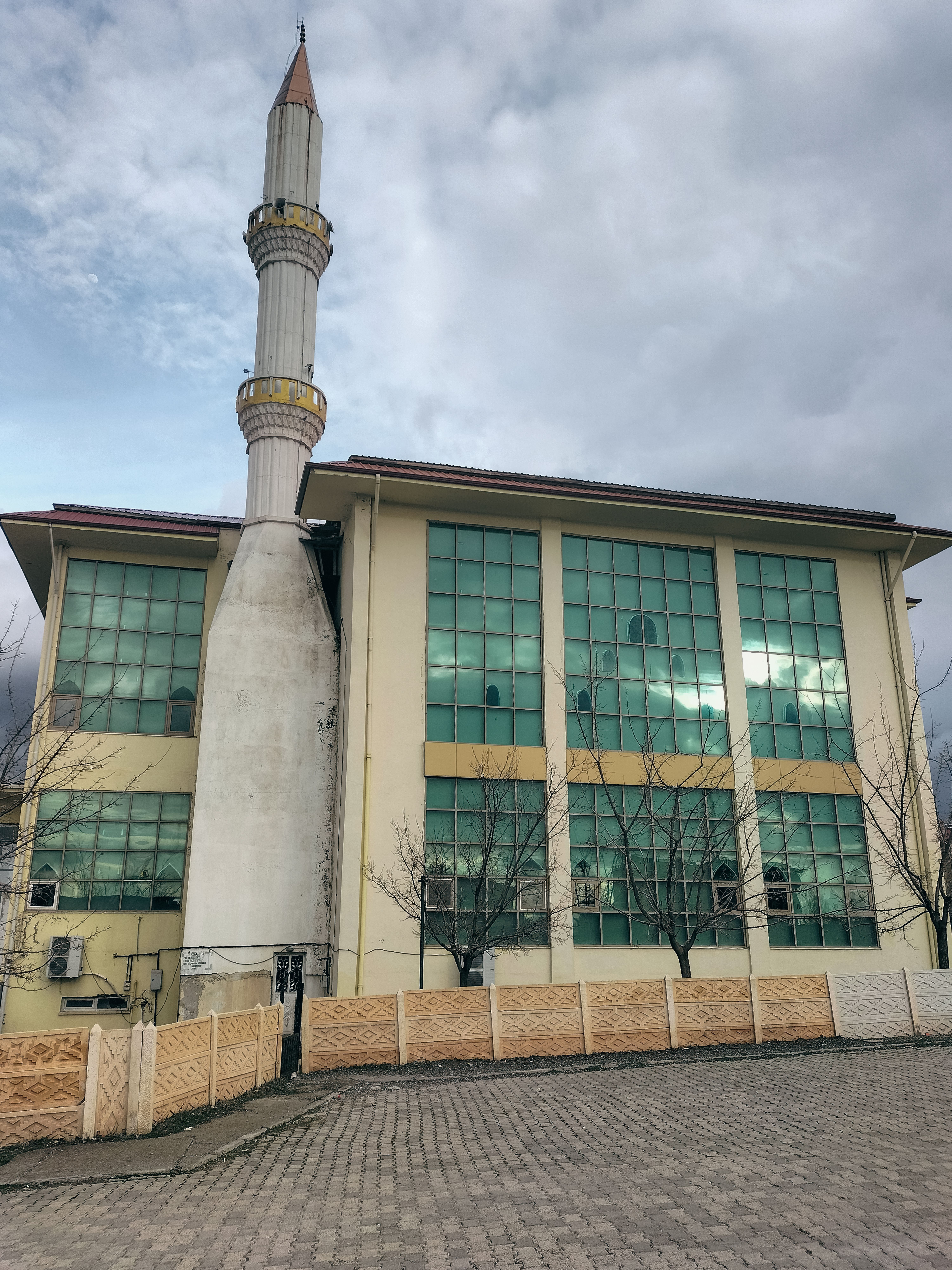 Mosque in Town · Free Stock Photo