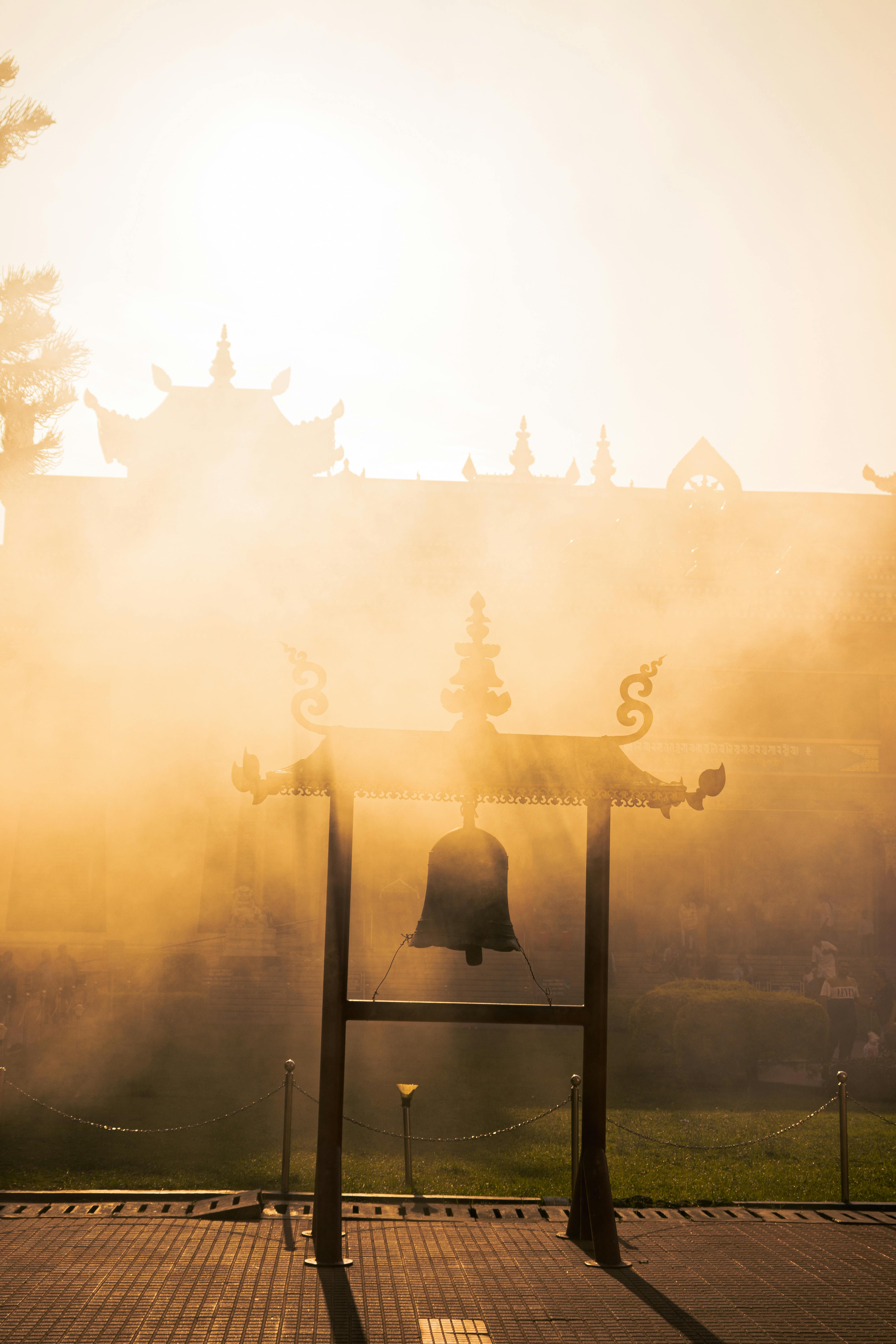 Temple asiatique enveloppé dans la brume matinale