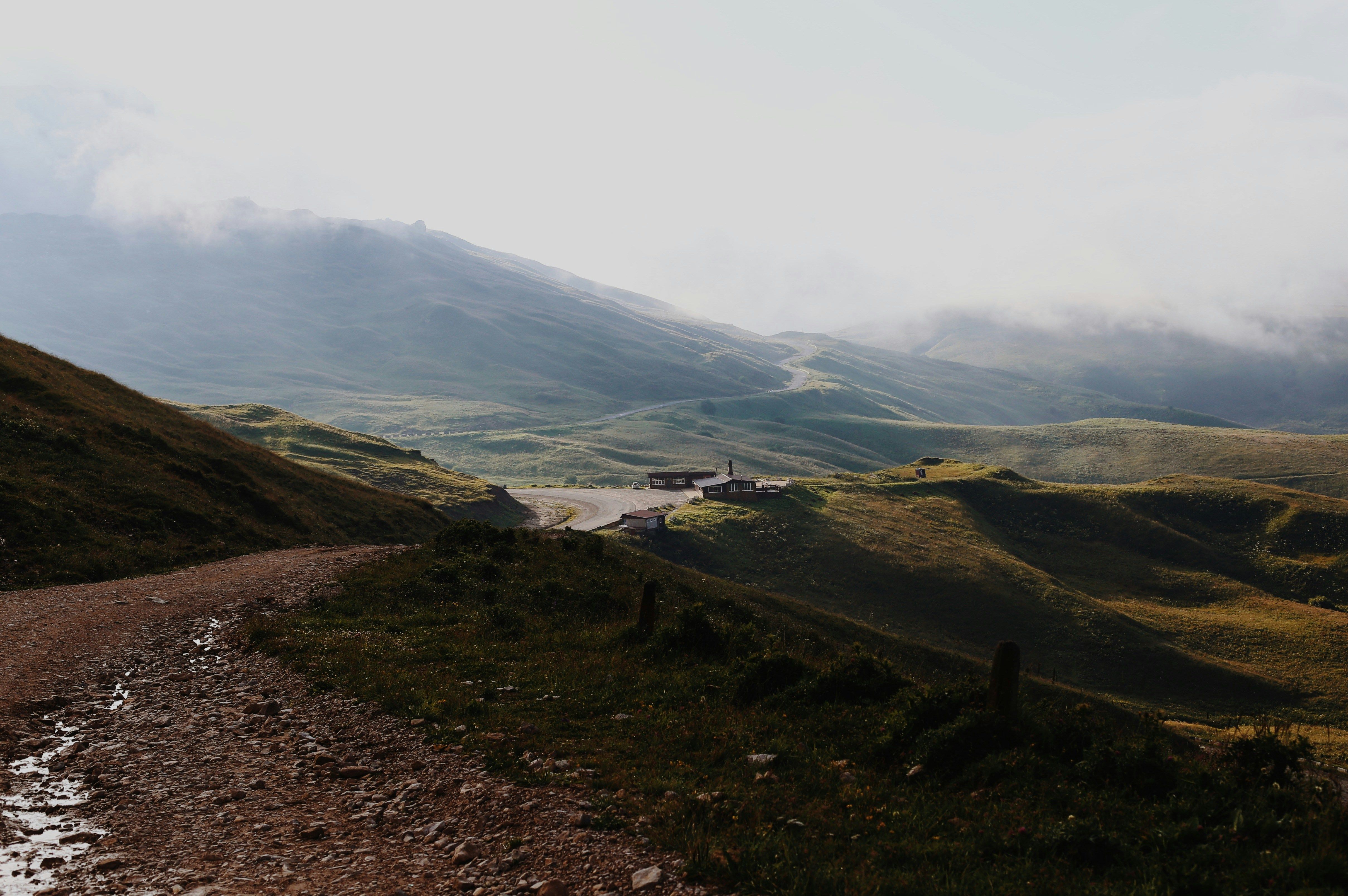 A dirt road is shown in the mountains · Free Stock Photo