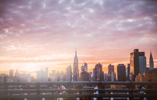 纽约市的天际线令人惊叹，日落色彩斑斓，摩天大楼也极具标志性