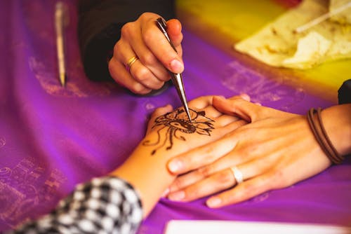 Foto Close Up Orang Yang Melakukan Tato Mehndi