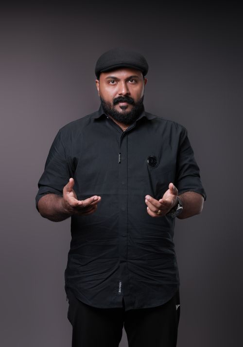 Free Striking studio portrait of a man with a beard and cap against a dark background. Stock Photo