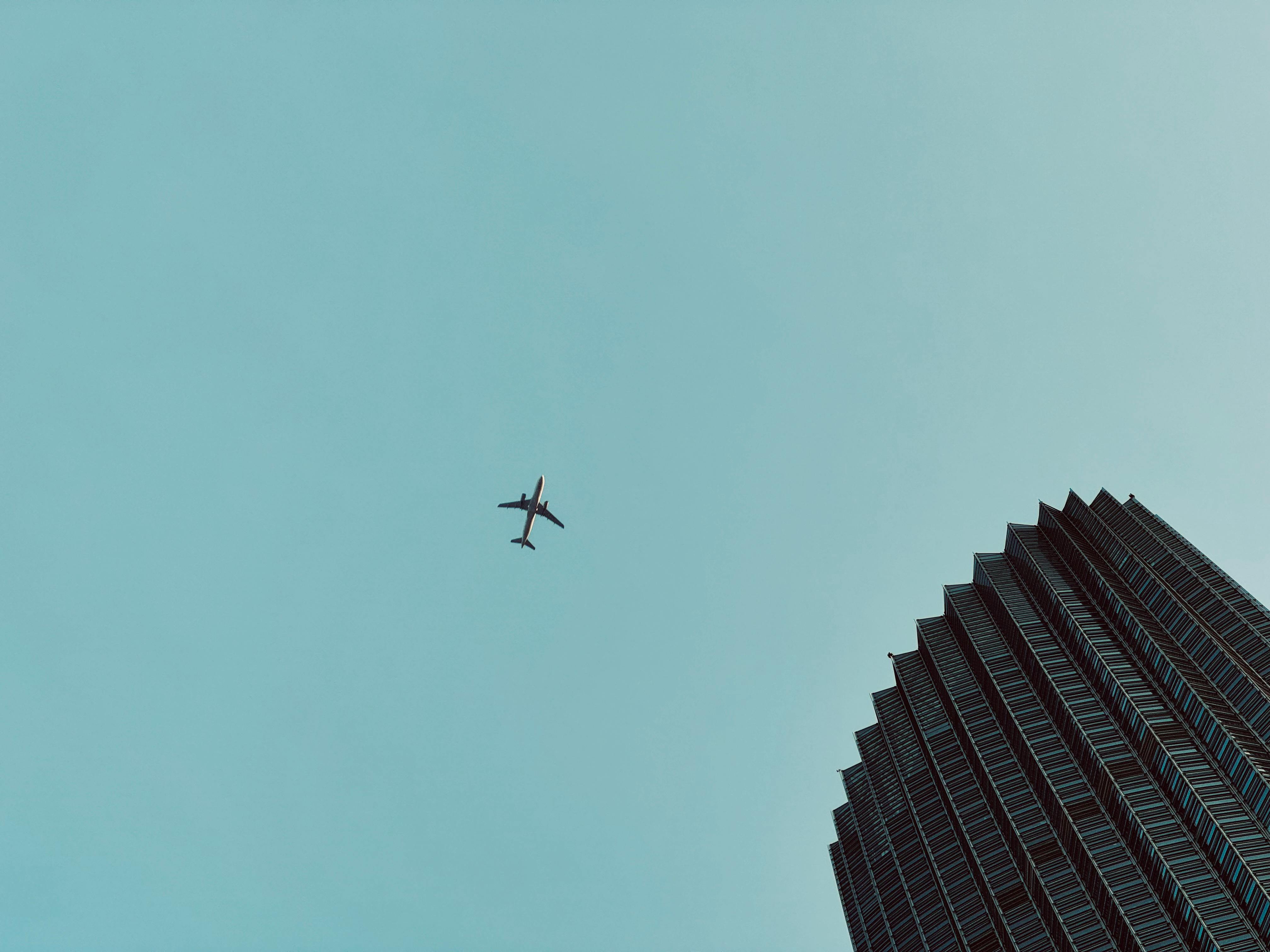 Considering Delta SkyMiles Gold AmEx? Look at General Travel Cards, Too — Photo by Shuaizhi Tian on Pexels