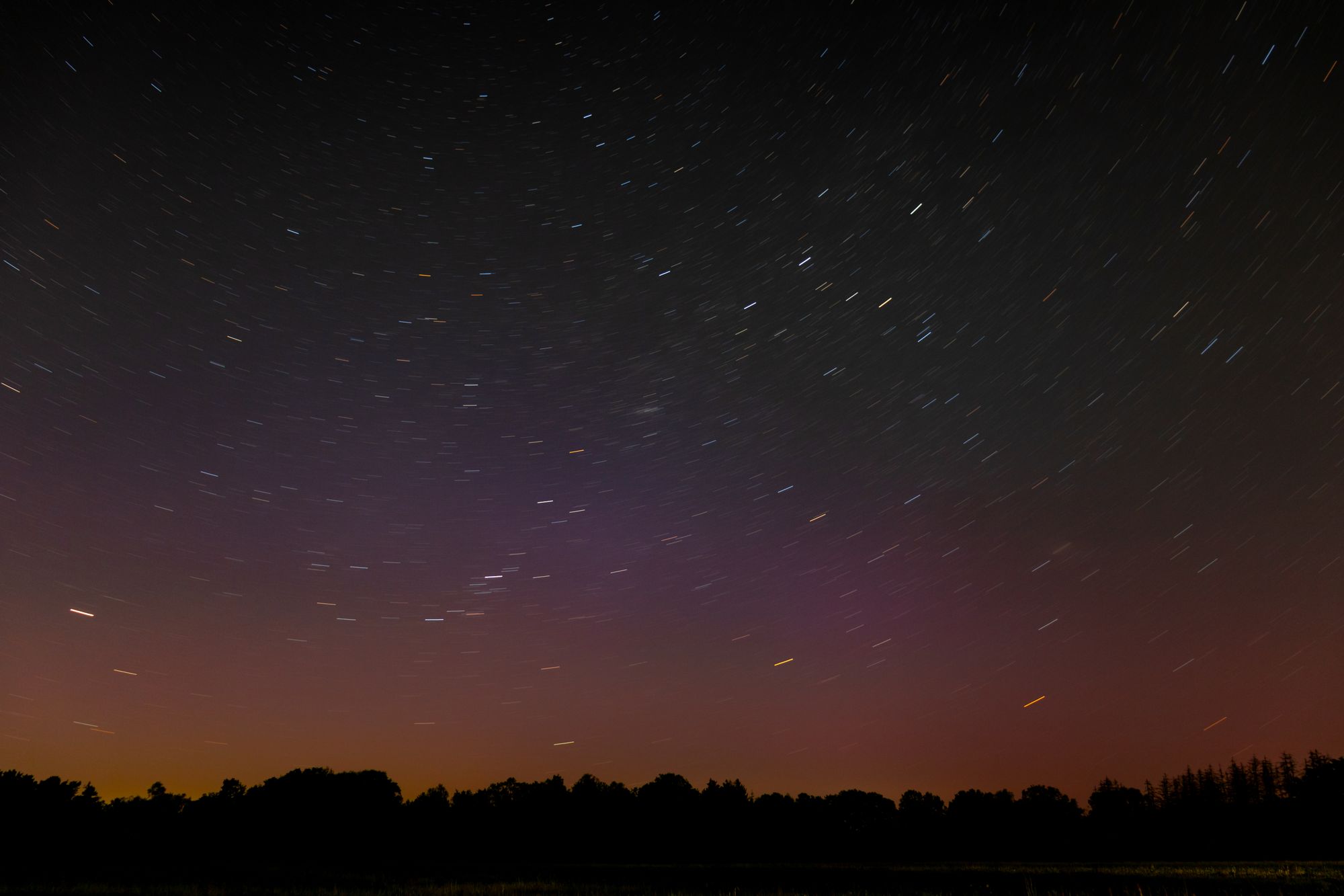 Cielo nocturno estrellado sobre un horizonte despejado, sin luces de ciudad