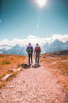 两名徒步旅行者行走在艾伯塔省班夫国家公园风景秀丽的小径上