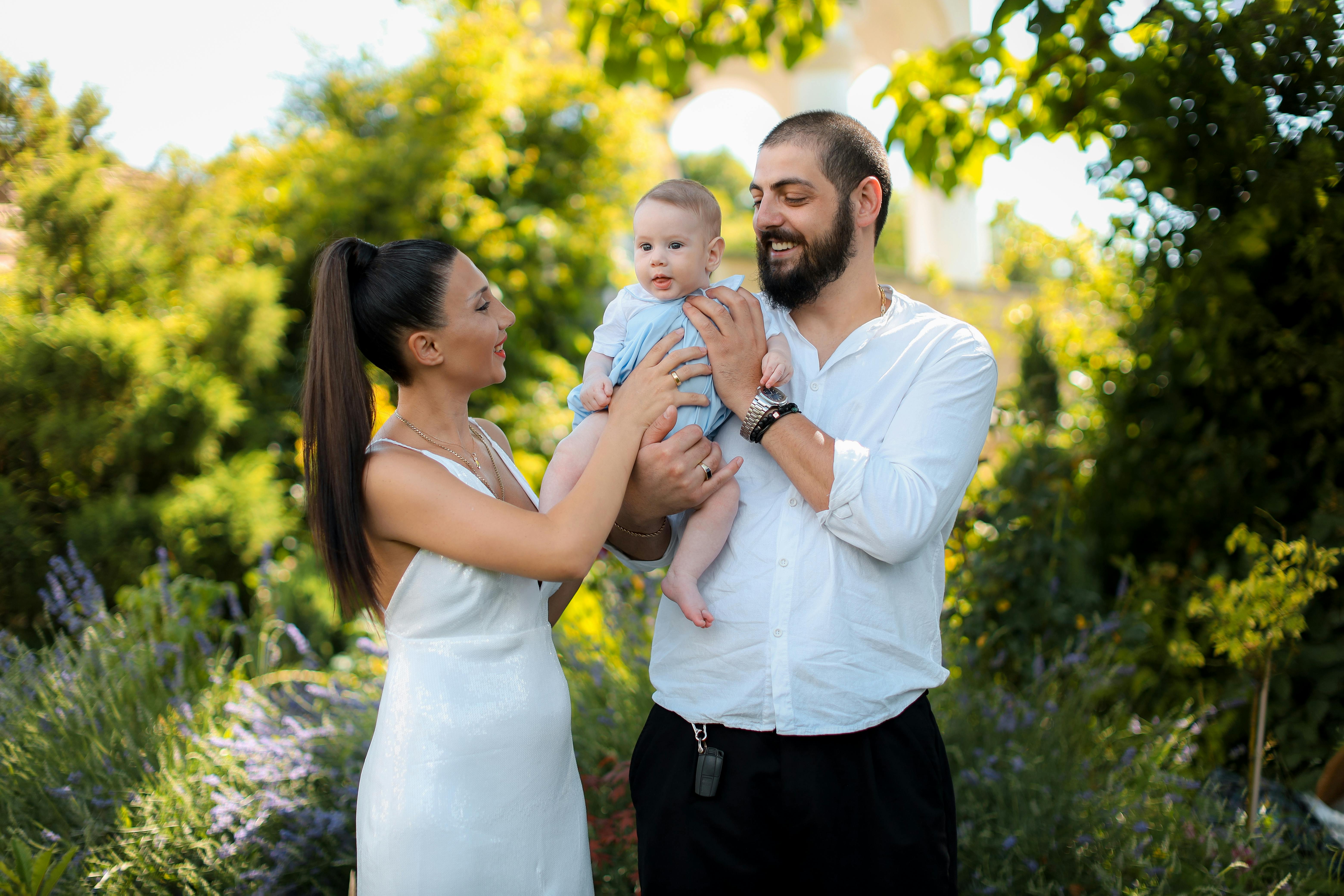 육아휴직 중인 부모와 아기