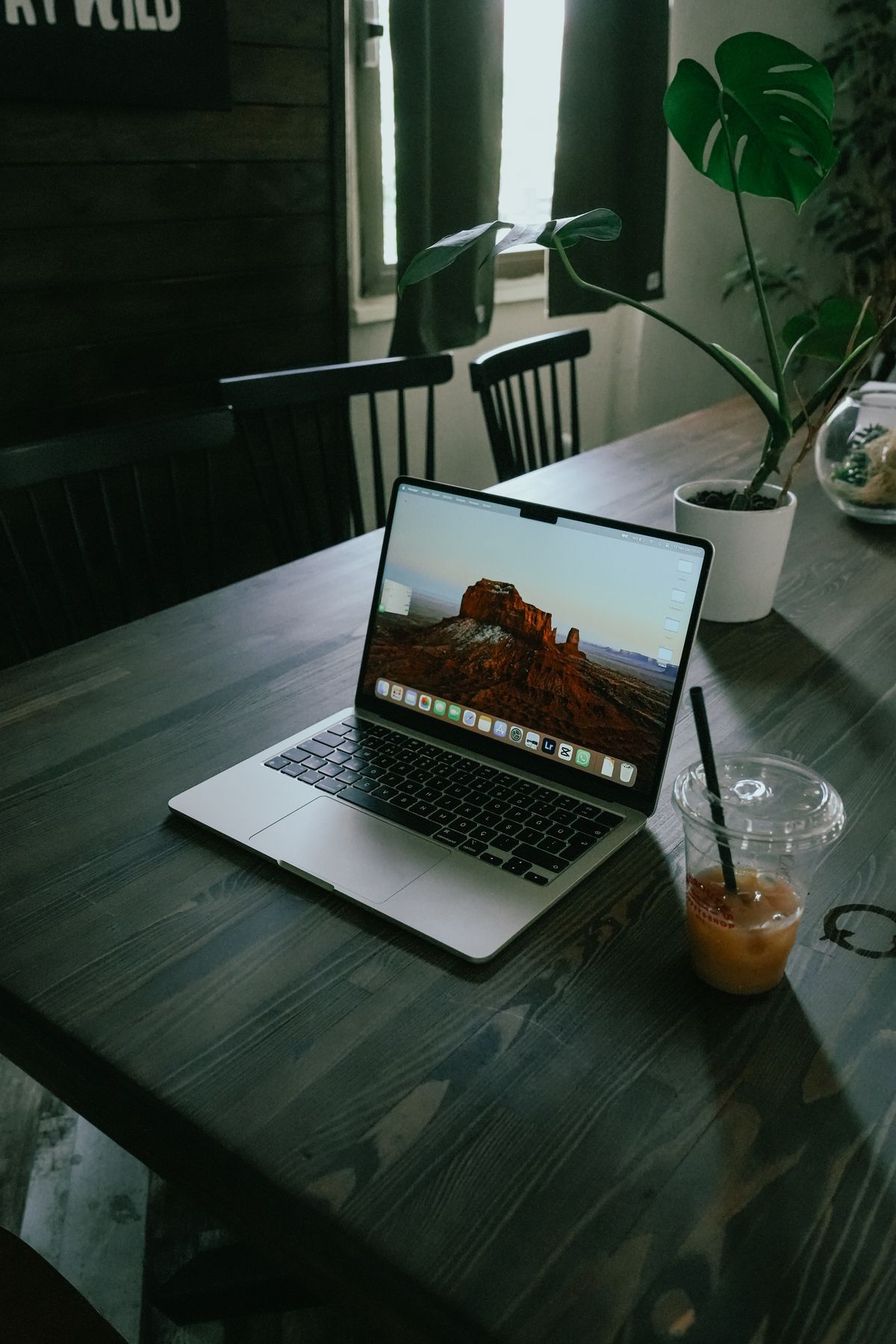 Moderner Laptop auf einem Tisch