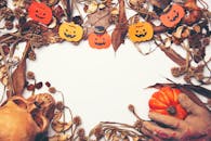 万圣节设计以南瓜、头骨和秋叶为特色，与空间相呼应