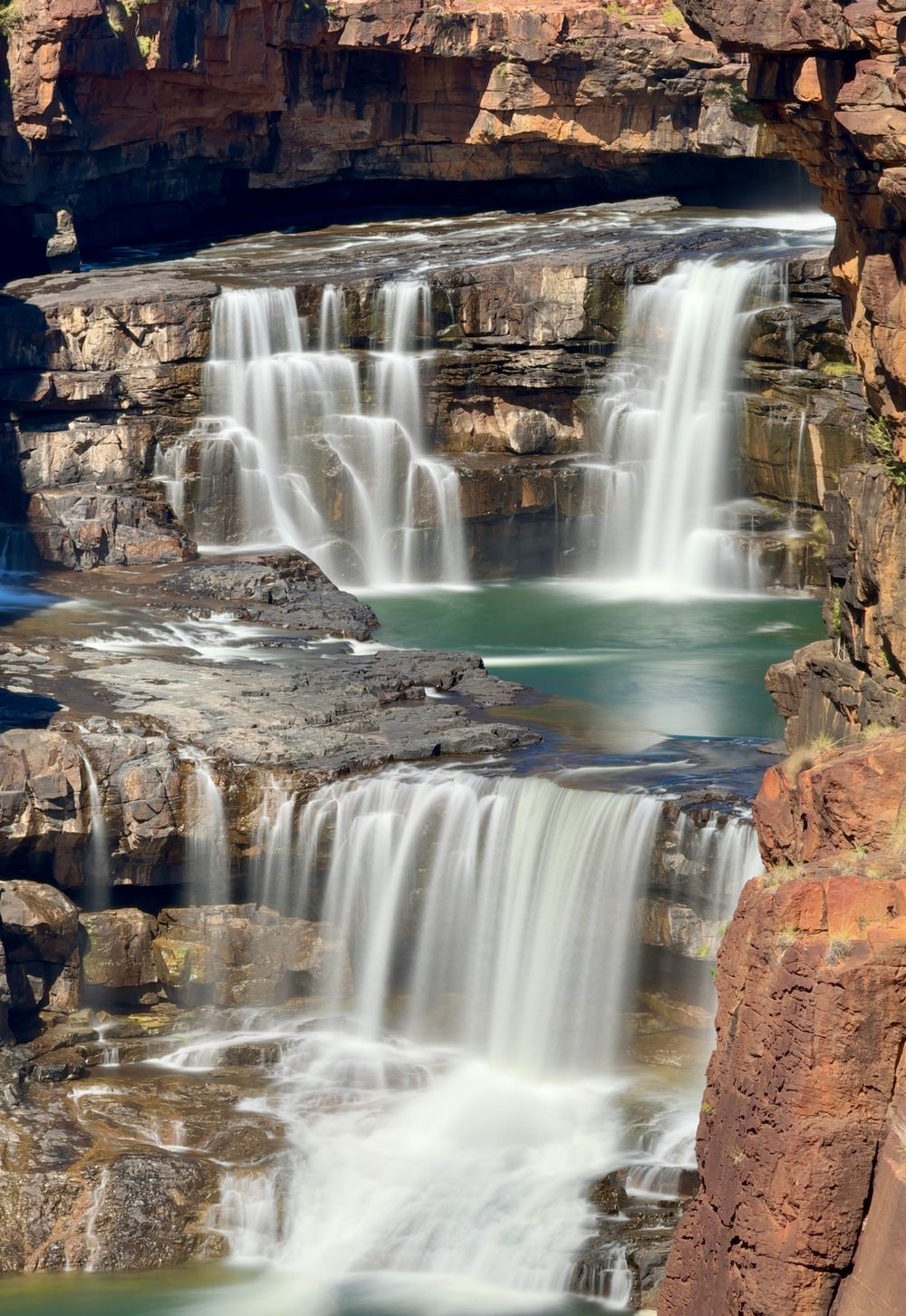 Mitchell Falls cayendo en cascadas escalonadas entre acantilados rojos del Kimberley