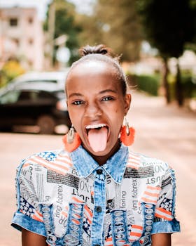 一位身着五彩服装的年轻女子，吐着舌头，展现出充满活力的俏皮肖像