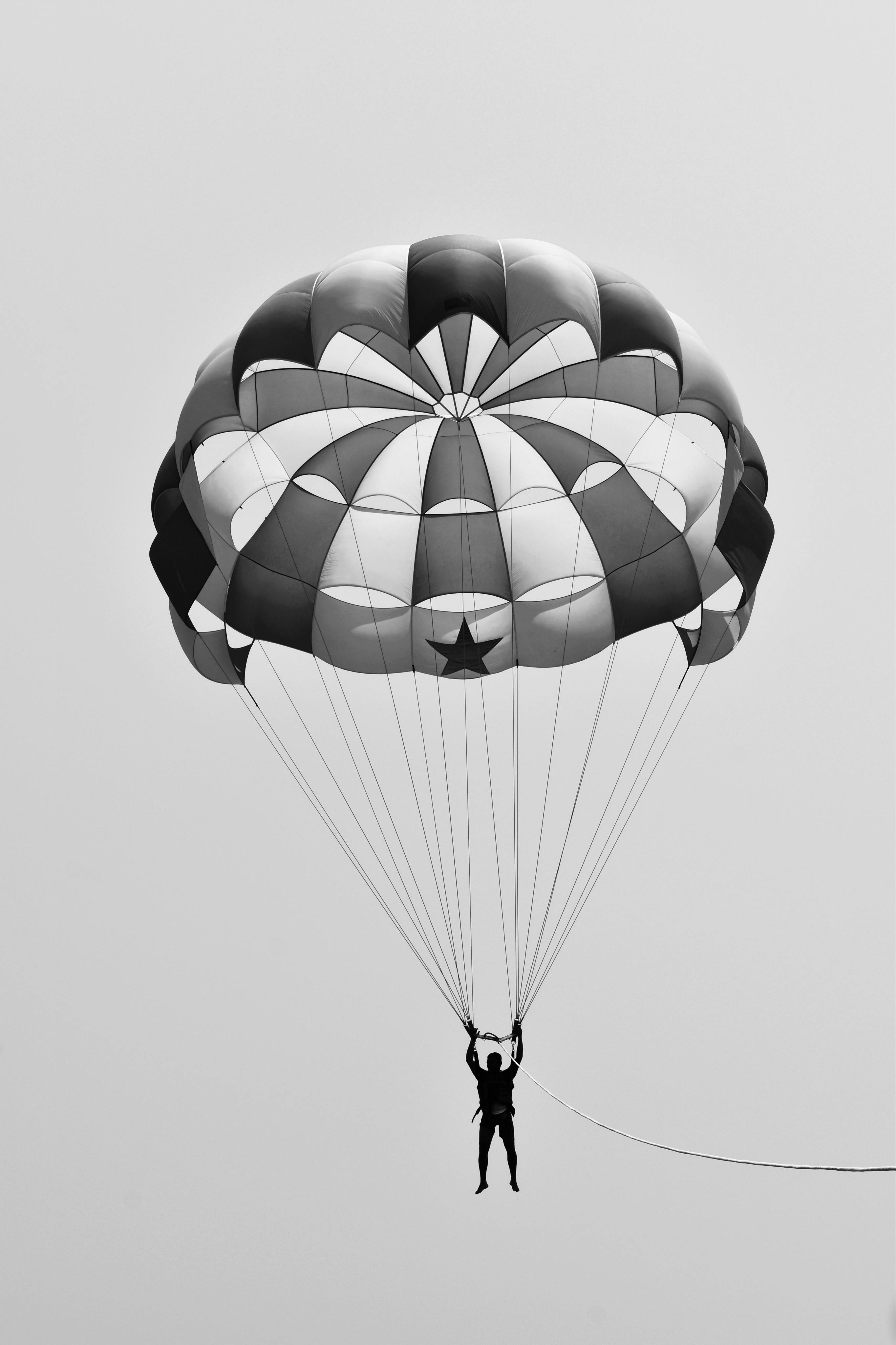 Gratis Fotos de stock gratuitas de blanco y negro, cayendo, cielo Foto de stock