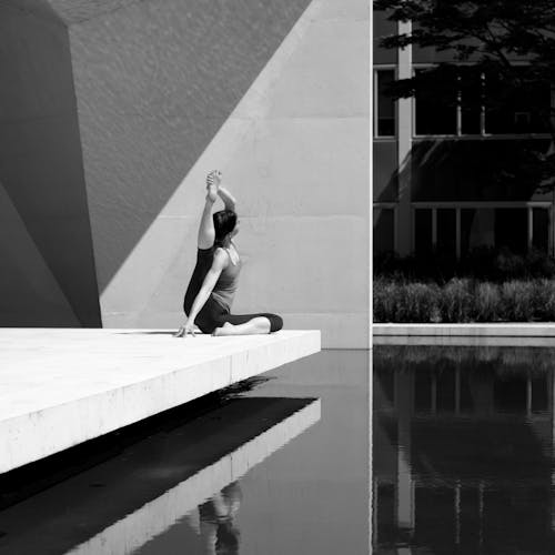 Foto En Escala De Grises De Mujer En Yoga