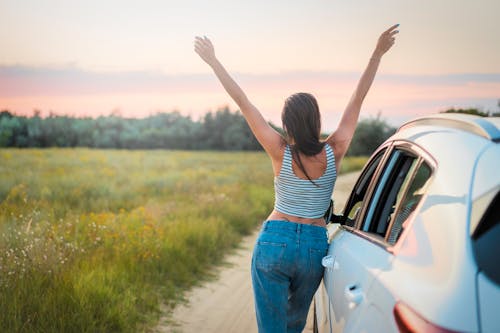 Frau, Die Neben Fahrzeug Lehnt