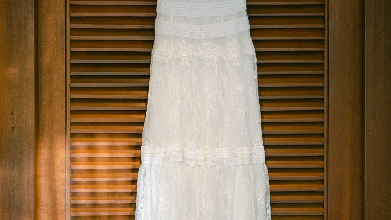 Rochie de mireasă atârnată, gata pentru probă