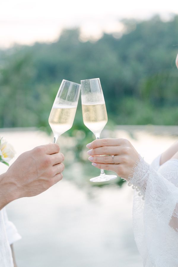 Deux coupes de champagne levées en plein air