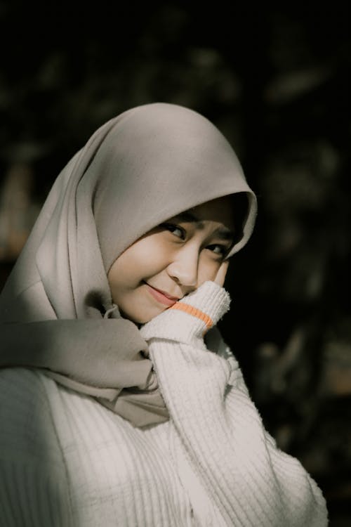 Gratis lagerfoto af asiatisk kvinde, hånd på kind, hijab
