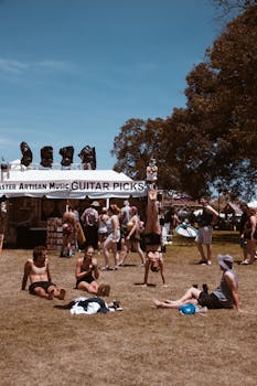 人们在夏季音乐节上，与朋友一起在户外享受休闲时光