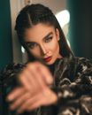 一位身着皮草外套、妆容大胆的女性高级时尚肖像，展现出优雅与风格