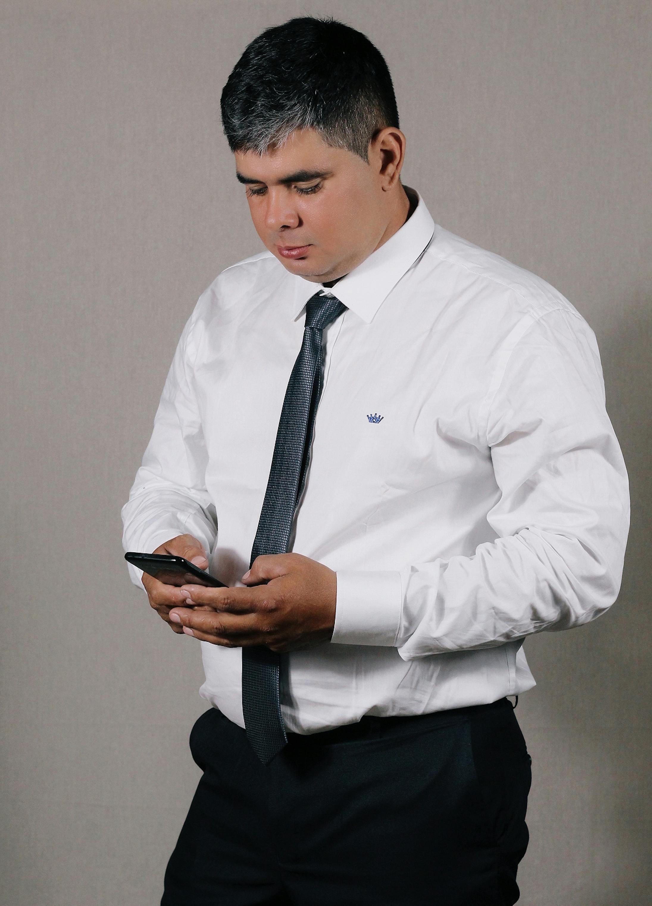 Zadarmo Fotobanka s bezplatnými fotkami na tému biela blúzka, blúzka, bočný profil Fotka z fotobanky