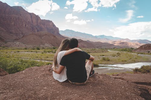 Uomo E Donna Seduti A Terra