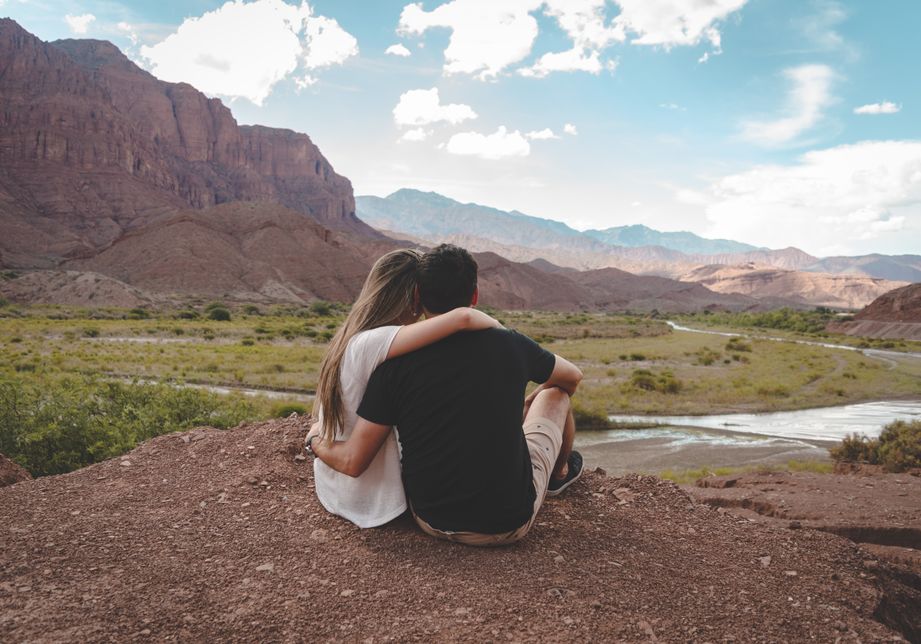 Online dating: starting a conversation on a niche platform