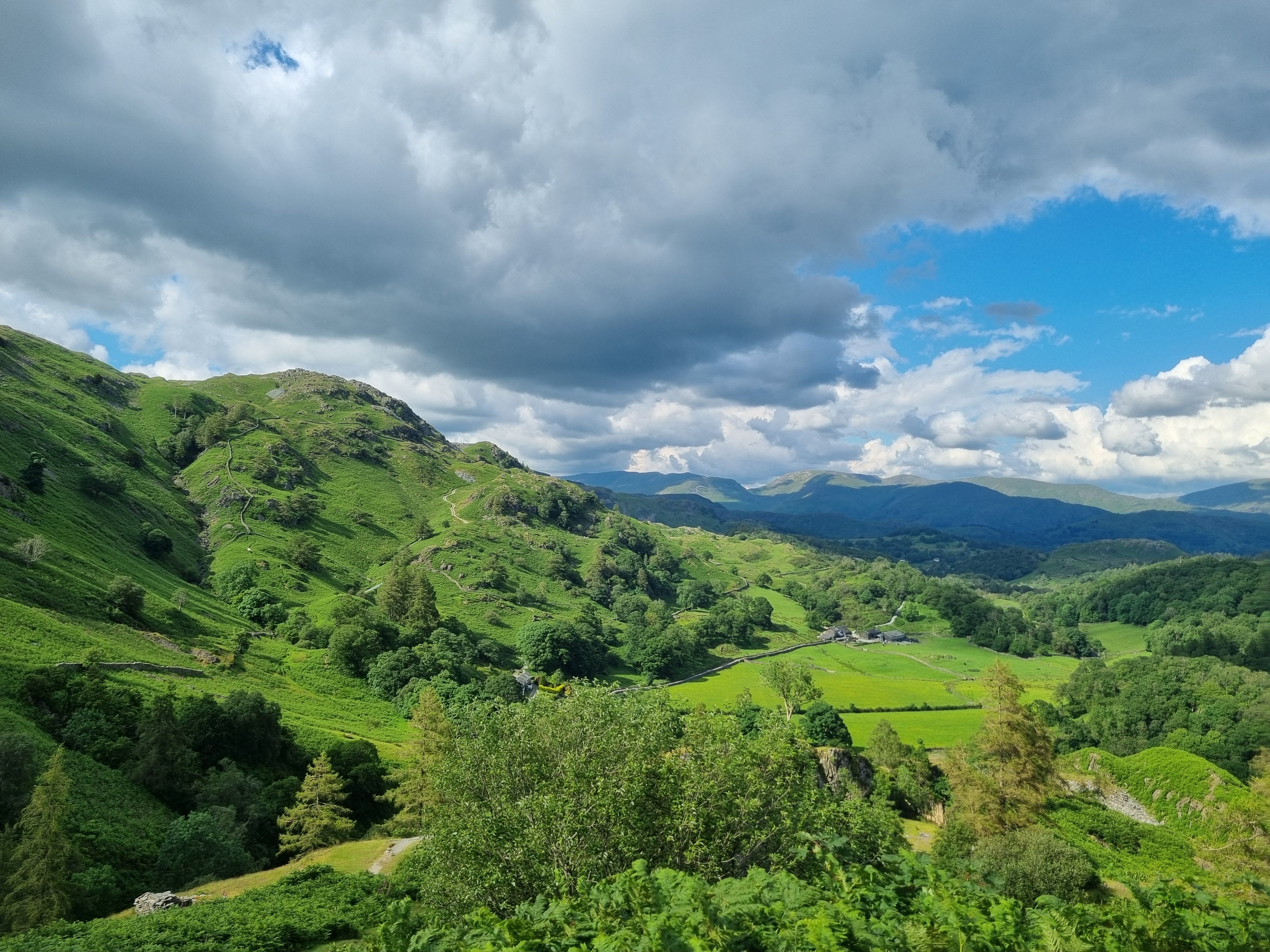 Fotomural Impresionante vista de las exuberantes colinas verdes y el valle sereno de Little Langdale en un día de verano.