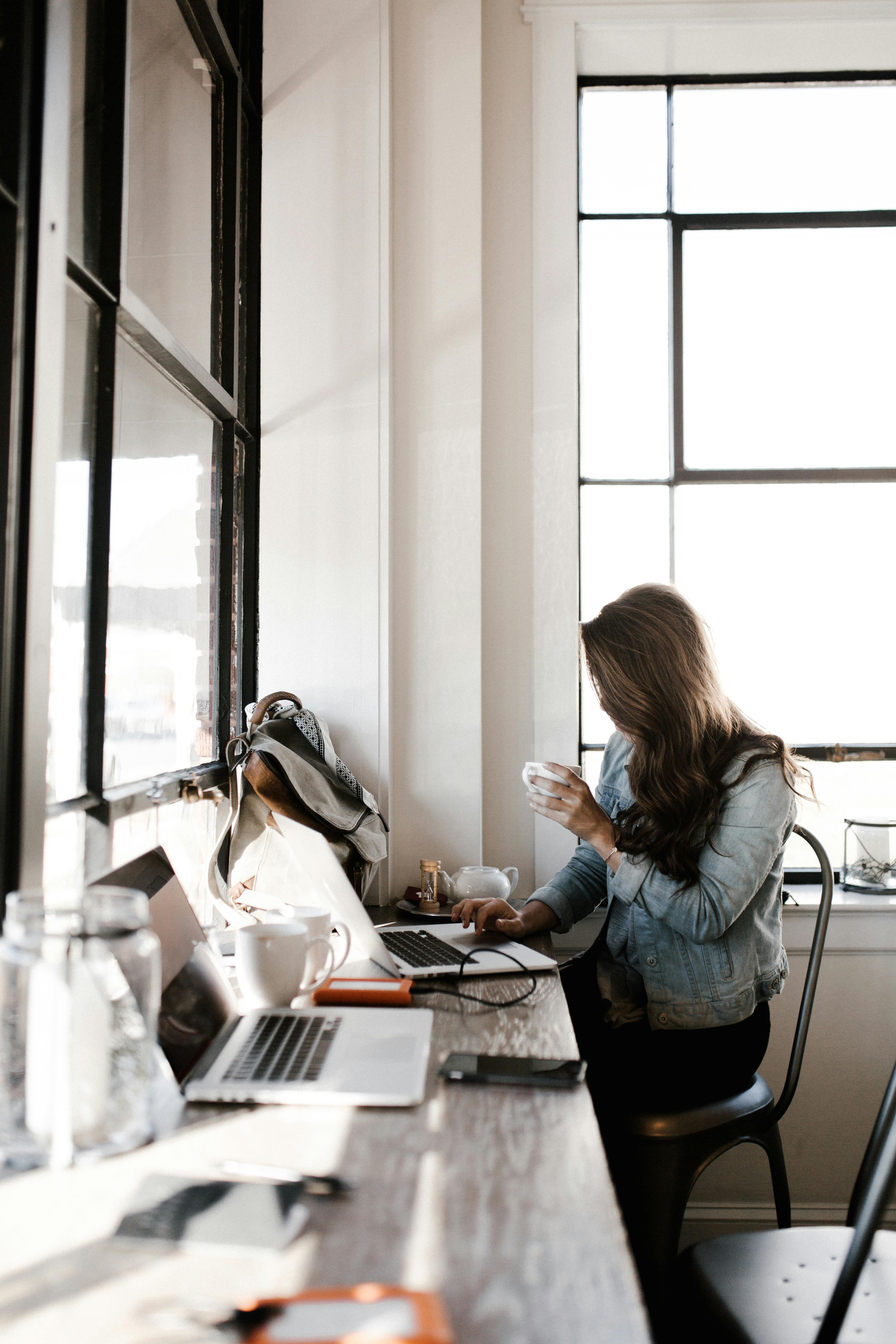 Woman using her laptop. | Photo: Pexels