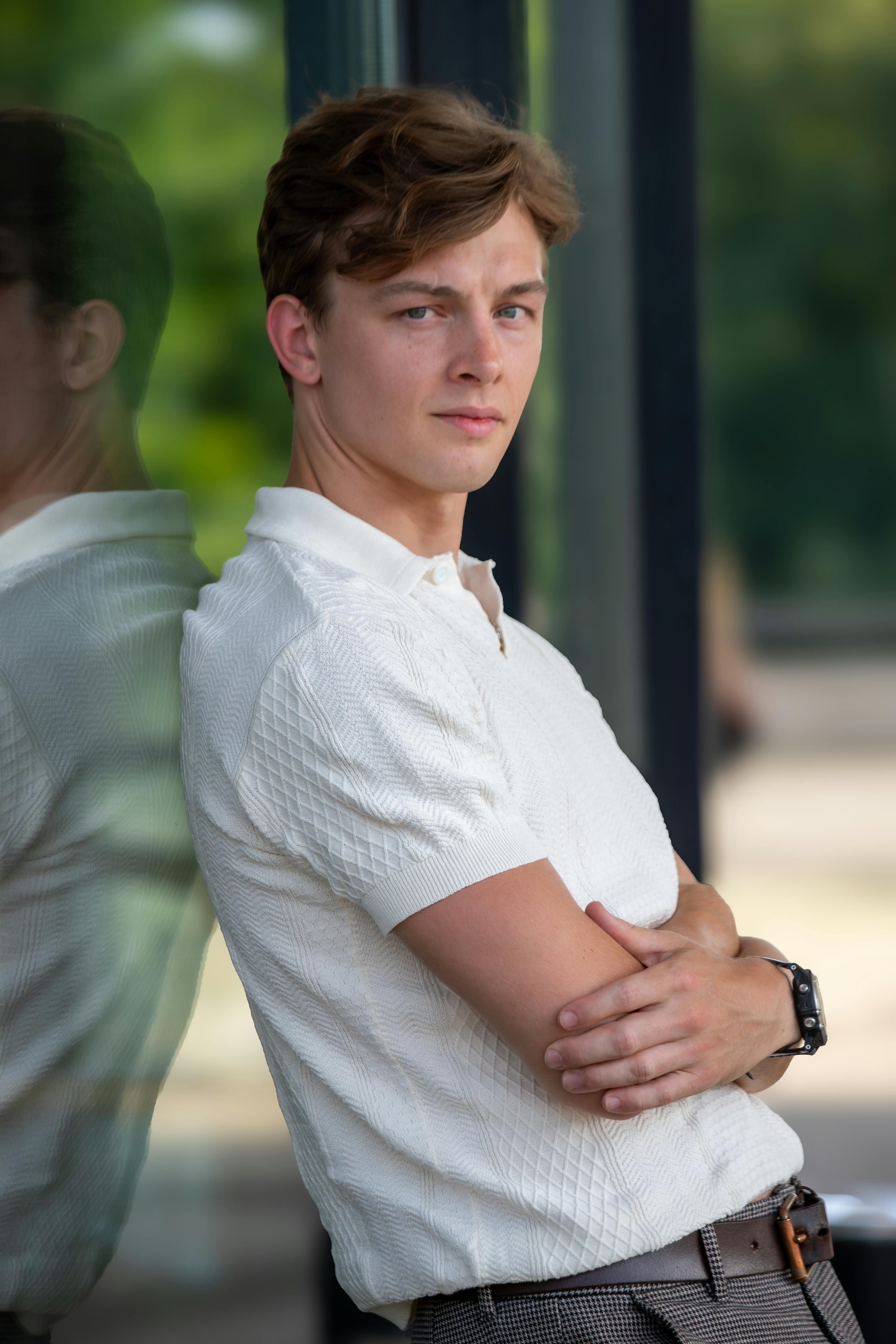 Kostnadsfria Kostnadsfri bild av armarna korsade, avslappnad ställning, berlin Stock foto