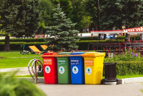 Poubelles En Plastique De Couleurs Assorties